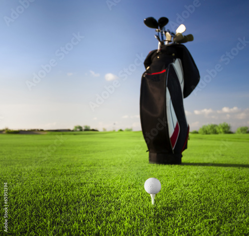 Obraz na płótnie canvas dwuczęściowy "dyptyk" Kije golfowe w golfbag i piłek golfowych zielona trawa tło