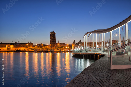 Board z aluminiowym obramowaniem Promenada Ramblas del Mar w Barcelonie w nocy