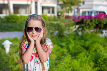 Wall Mural - Surprised little girl on summer vacation