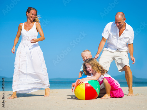 Board z aluminiowym obramowaniem Rodzina gra na plaży