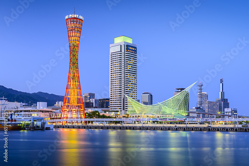 Board z aluminiowym obramowaniem Kobe, Japonia w porcie Kobe