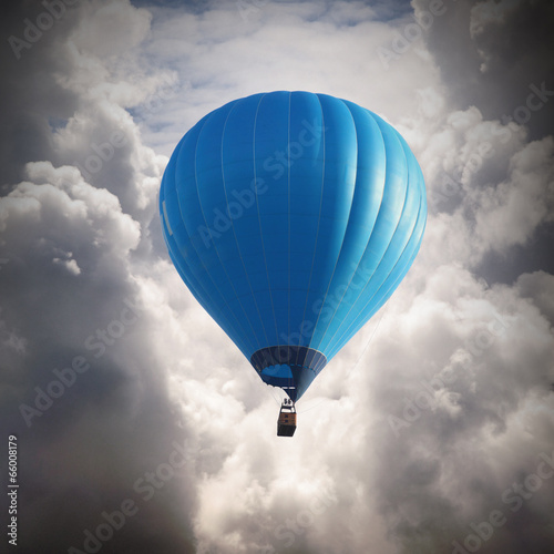 Fotoboard na płycie Balon na gorące powietrze na niebie.