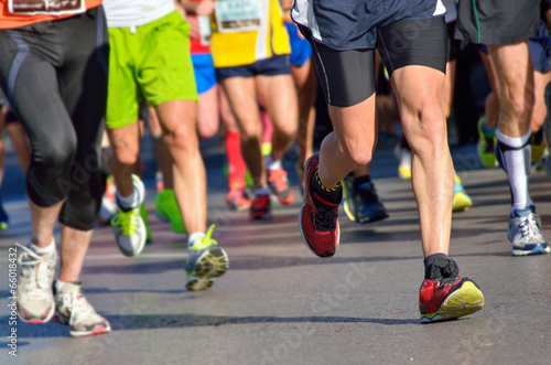 Foto Laufendes Rennen des Marathons, Leutefüße auf Straße