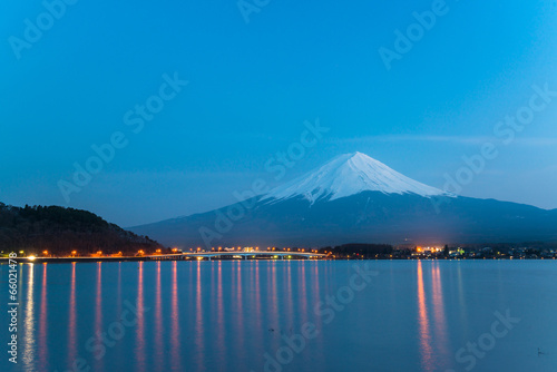 Obraz na płótnie canvas czteroczęściowy "tetraptyk" Mt fuji wznosi się nad jeziorem kawaguchi