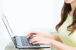 © one - パソコンを使う女性