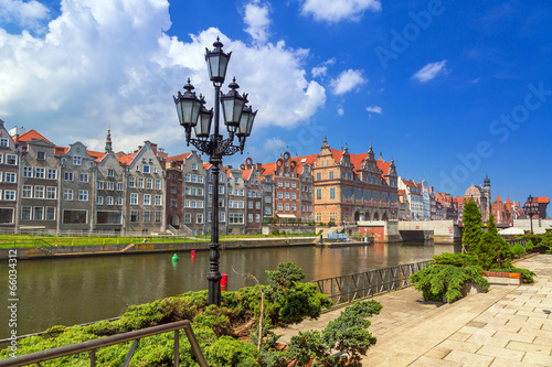 Board z aluminiowym obramowaniem Stare miasto w gdańsku nad rzeką Motławą, Polska