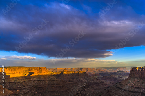 Board z aluminiowym obramowaniem Piękny zmierzch blisko marlboro punktu canyonlands Utah