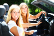 junge Frauen fahren Cabrio