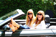 junge Frauen fahren Cabrio