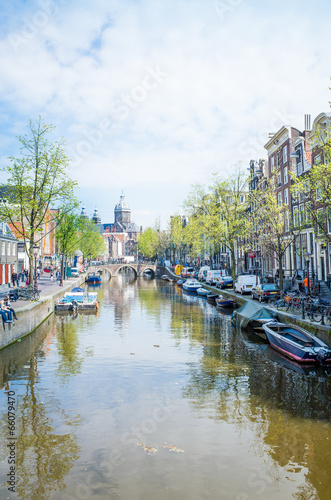 Plakat na papierze fotorealistycznym Piękny widok kanałów amsterdamskich z mostem i typowo holenderskim
