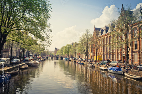 Plakat na papierze fotorealistycznym Piękny widok kanałów amsterdamskich z mostem i typowo holenderskim