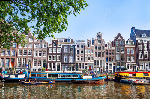 Plakat na papierze fotorealistycznym Piękny widok kanałów amsterdamskich z mostem i typowo holenderskim