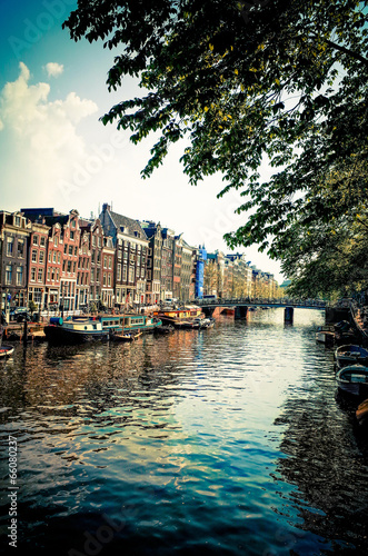 Plakat na papierze fotorealistycznym Piękny widok kanałów amsterdamskich z mostem i typowo holenderskim