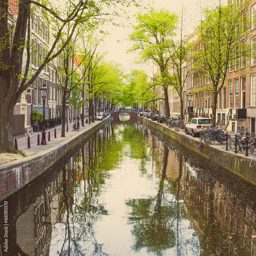 Plakat na papierze fotorealistycznym Piękny widok kanałów amsterdamskich z mostem i typowo holenderskim
