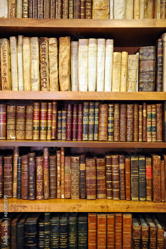 Naklejka samoprzylepna Biblioteka, księgarnia, stare książki