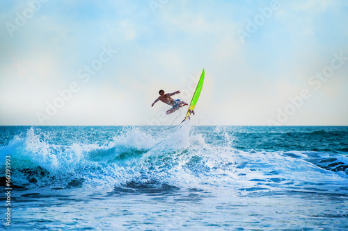 Obraz na płótnie canvas trzyczęściowy "tryptyk" Atletyczny surfer z planszy