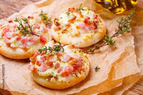 Fototapeta na szkło Pyszna mini pizza