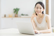 © naka - ノートパソコンを使う若い女性
