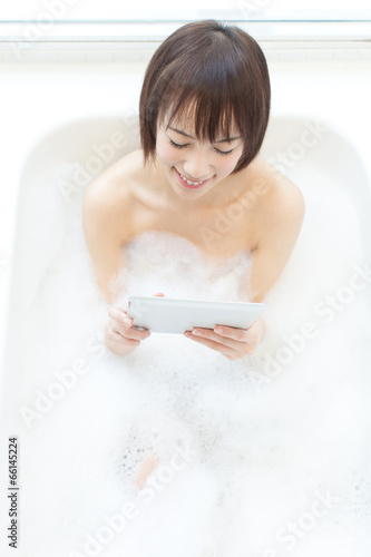 入浴中にタブレットpcを使う女性 Stock Photo Adobe Stock