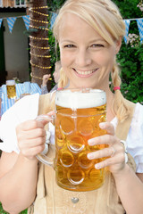 Wall Mural - Frau im Dirndl trinkt Bier zum Oktoberfest