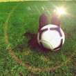 Piłka i korki na trawie