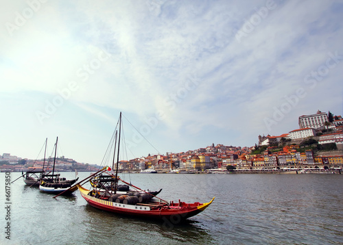 Naklejka samoprzylepna Douro riverside i łodzie z beczek wina, porto, portugalia