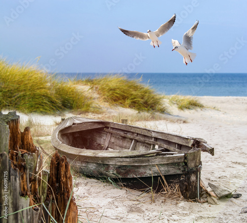 Board z aluminiowym obramowaniem Stara łódź rybacka, seagulls, plaża i morze