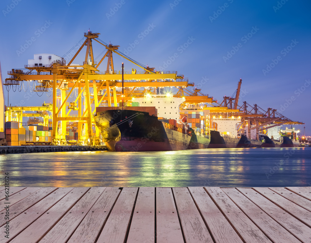 Gantry crane loading and unloading cargo container from cargo ship at ...