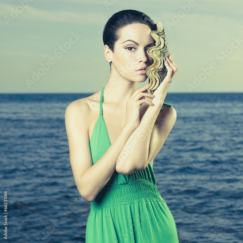 Naklejka na drzwi Beautiful lady with large sea shell