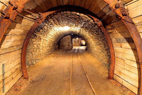Board z aluminiowym obramowaniem Podziemny tunel kopalniany, przemysł wydobywczy