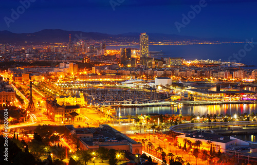 Board z aluminiowym obramowaniem Port vell i barcelona cityspace w nocy