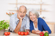 lächelndes älteres ehepaar in der küche