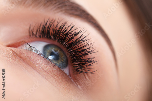 Leinwand Poster Frau Auge mit langen Wimpern. Wimpernverlängerung