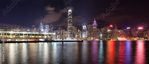 Naklejka samoprzylepna Oceaniczny terminal z Hong kong panoramą miasta