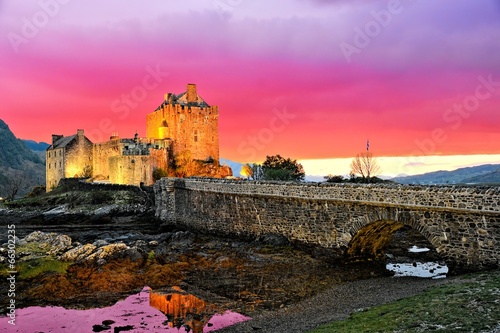 Board z aluminiowym obramowaniem Wibrujący zmierzch nad sławnym eilean donan kasztelem, Scotland