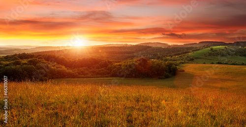 Board z aluminiowym obramowaniem Piękny zachód słońca na polu - w odcieniach pomarańczy