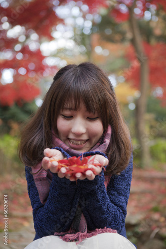 秋の紅葉の公園で落ち葉を手のひらに乗せる笑顔の女性 Kaufen Sie Dieses Foto Und Finden Sie Ahnliche Bilder Auf Adobe Stock Adobe Stock 秋の紅葉の公園で落ち葉を手のひらに乗せる笑顔の女性 Kaufen Sie Dieses Foto Und Finden Sie Ahnliche Bilder Auf Adobe Stock Adobe Stock