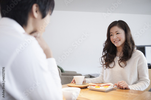 カフェで会話をする男女 Adobe Stock でこのストック画像を購入して 類似の画像をさらに検索 Adobe Stock