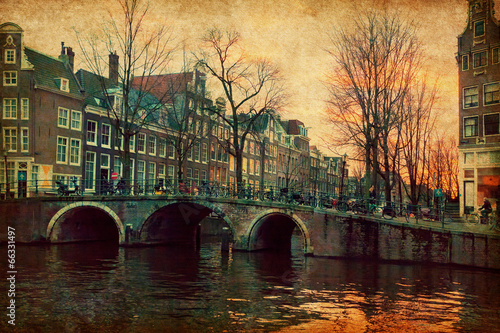 Board z aluminiowym obramowaniem Wieczór w Amsterdamie, Holandia. 