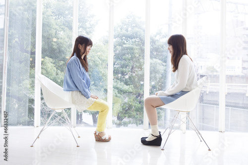 椅子に座って向かい合う女性 Stock 写真 Adobe Stock 椅子に座って向かい合う女性 Stock 写真 Adobe Stock