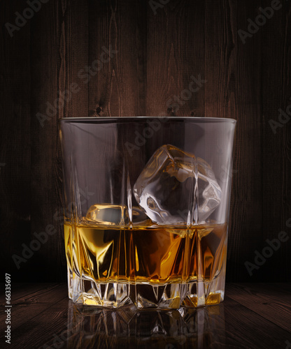 szkla-whisky-na-drewnianym-tle