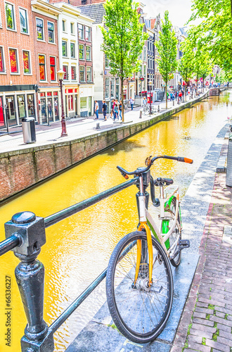 Plakat na papierze fotorealistycznym Rower i kanał w Amsterdamie