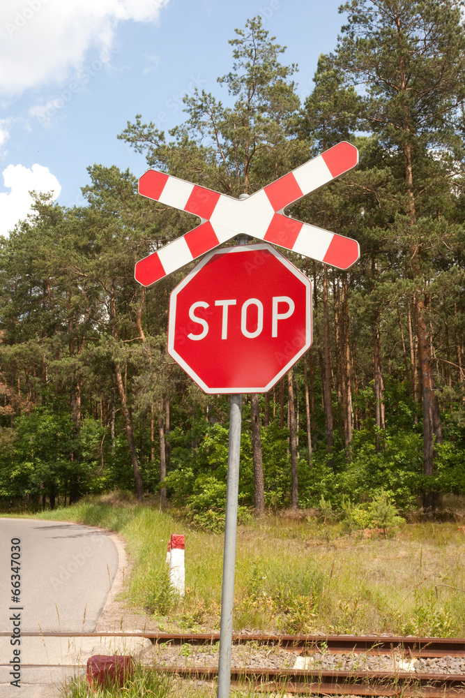 Znak "Stop", przejazd kolejowy - obrazy, fototapety, plakaty 