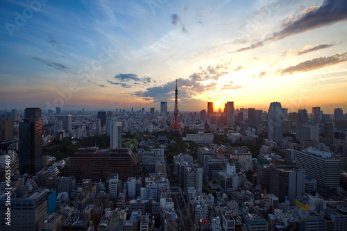 Fotoboard na płycie Tokio skyline w centrum Tokio w porze nocnej