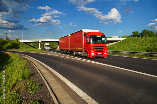 Naklejka samoprzylepna Czerwona ciężarówka jechała autostradą