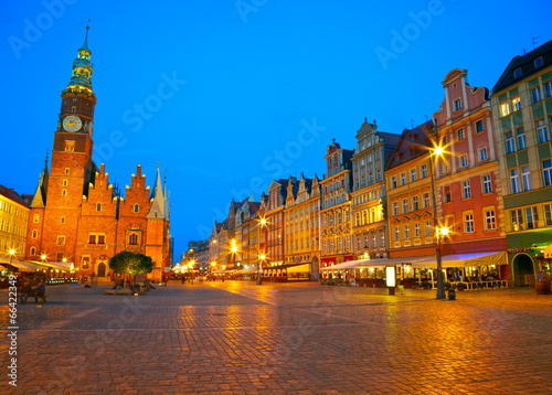 Board z aluminiowym obramowaniem Rynek w nocy. 