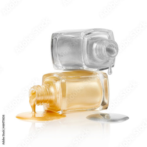 Vernis à ongles en or et en argent déversé sur blanc, tracé de détourage Poster