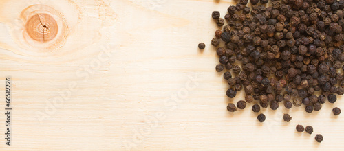 Naklejka na szybę black pepper on wooden background - top view