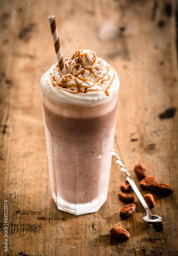 Tapeta ścienna na wymiar Glass of thick creamy coffee milkshake