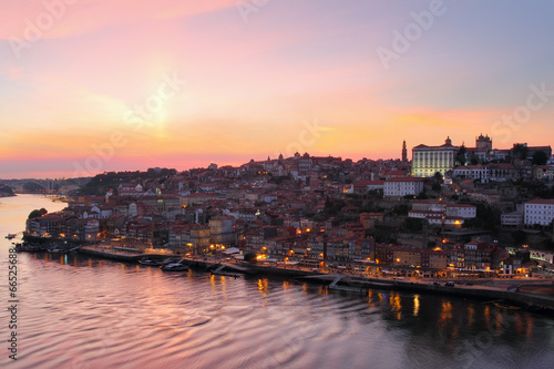 Naklejka samoprzylepna Miasto porto o zachodzie słońca